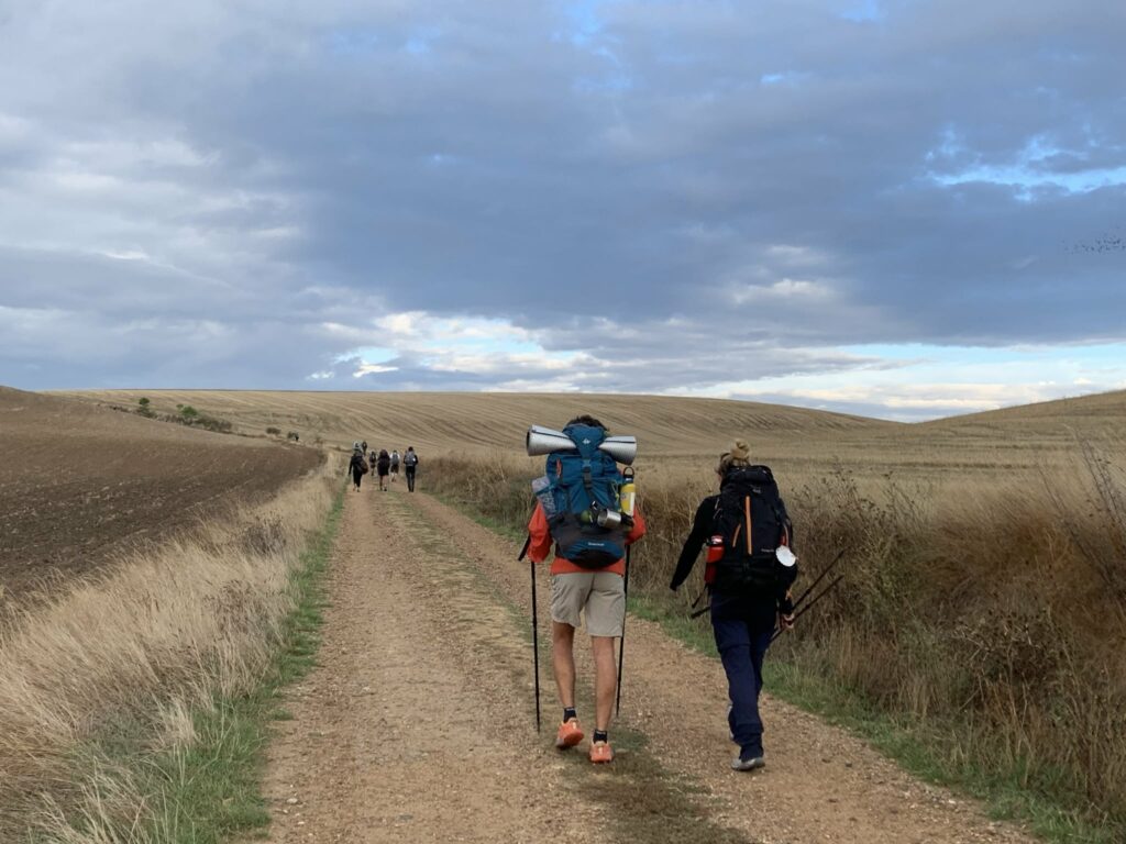 Casal caminhando uma trilha de cascaclho