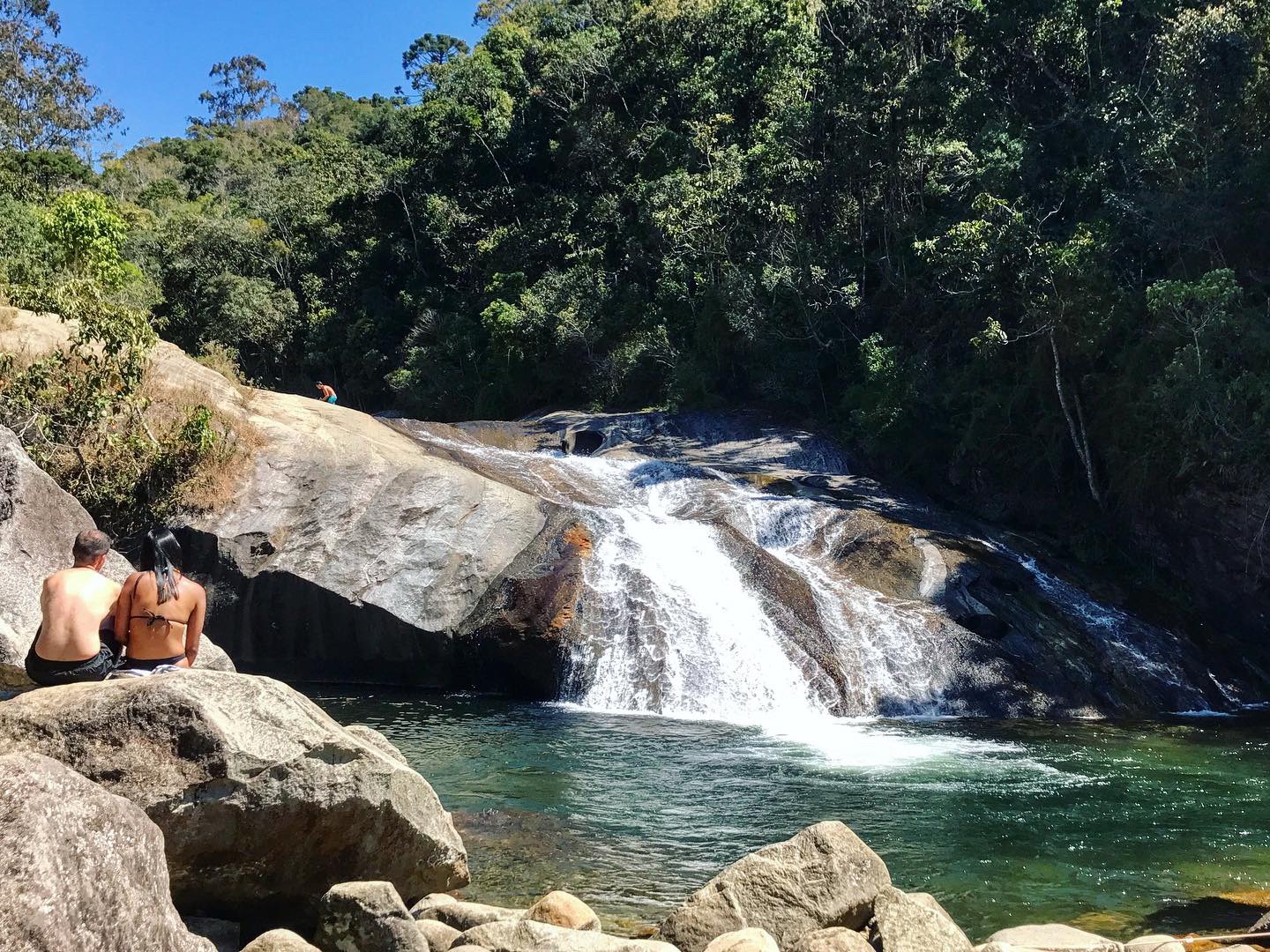 Casal na cachoeira do Escorrega