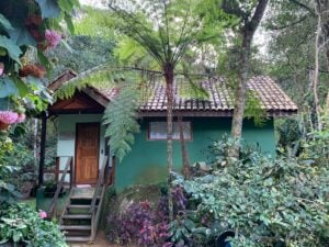 Chalé entre pedras e arbustos em Visconde de Mauá