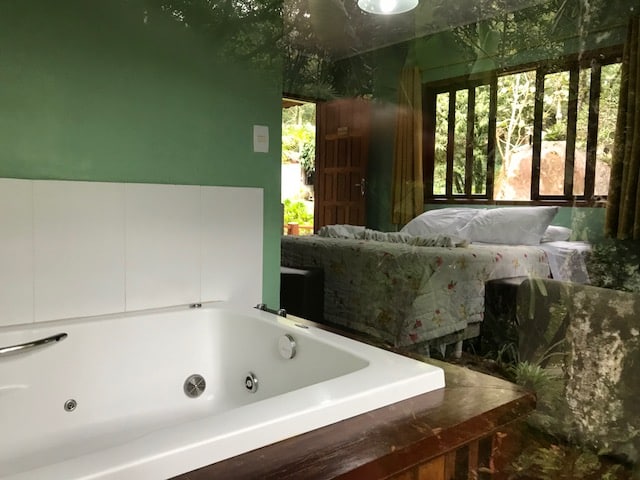 Chalé com cama de casal e banehira em Visconde de Mauá com ante sala e banheira