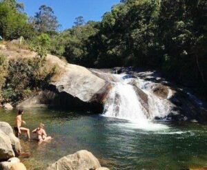 Casal dentro da cachoeira