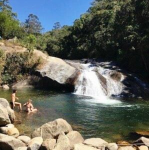 Casal dentro da cachoeira do Escorrega vila da Maromba