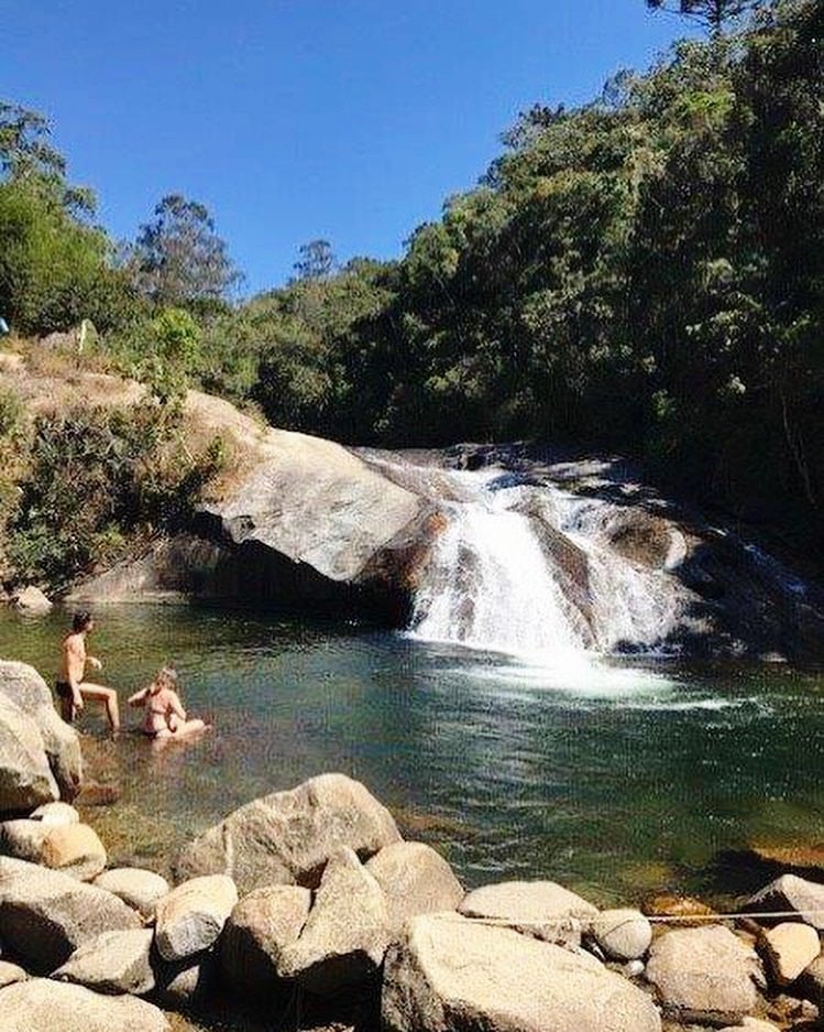 Casal dentro da cachoeira