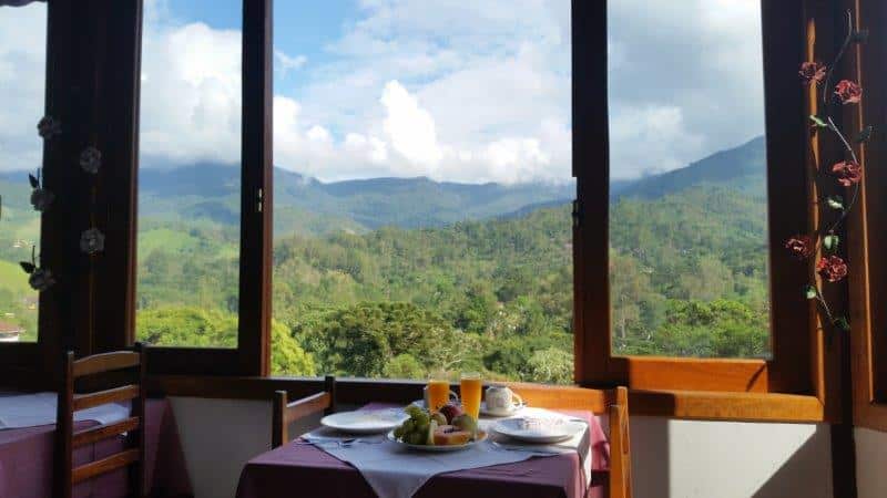 Mesa e janela com vista panorâmica