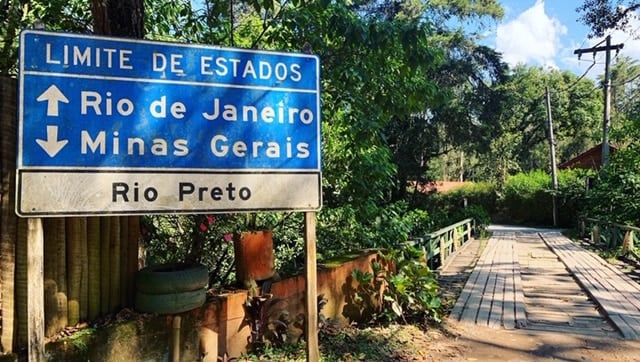 Placa sinalizando a divisa de estados Mg com RJ