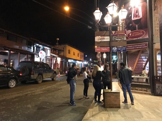 Pessoas passeando na noite na vila de Maringa