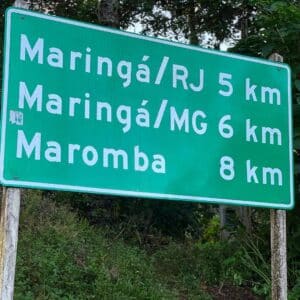 Placa sinalizando a distancia das vilas de Visconde de Maua