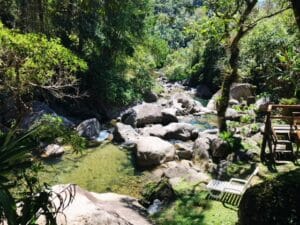 Rio de águas limpas descendo Visconde de |Maua