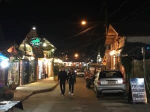 Pessoas caminhando na noite da vila de Maringá
