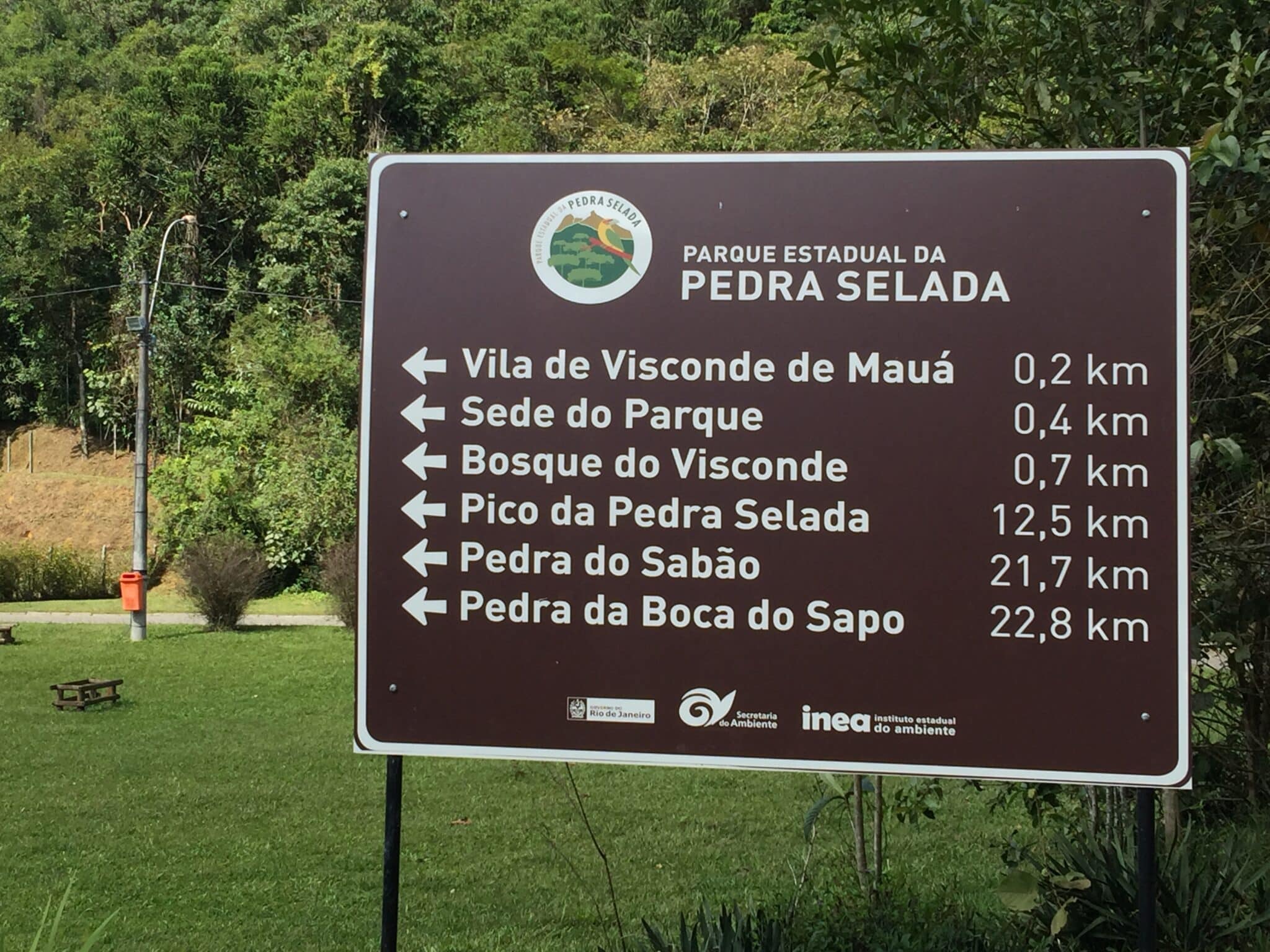 Placa de destinos em Visconde de Mauá