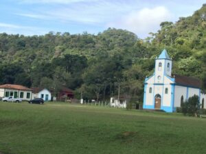 Igreja no gramado em Visconde de Mauá