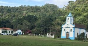 Igreja de frente a um gramado em Visconde de Mauá