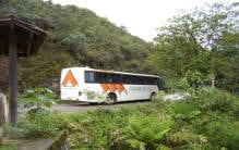 Ônibus passando na estrada para Visconde de Maua