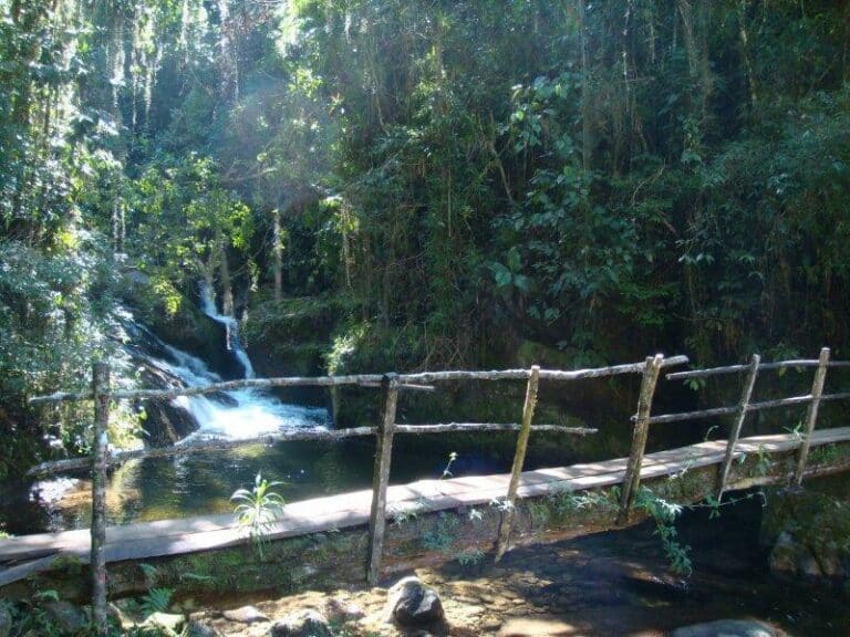 Ponte de madeira rústica sobre rio na Toca da Raposa