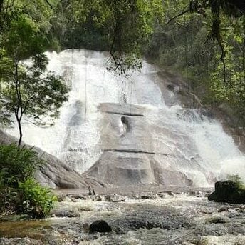 Cachoeira da Santa Clara e seu paredão de pedra, a mais alta de Visconde de Mauá