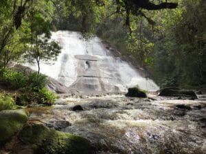 Leito do rio e ao fundo a cachoeira da Santa Clara com sua águas escorrendo numa parede de pedra