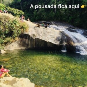 Mulher sentada bem beira do rio de Visconde de mauá