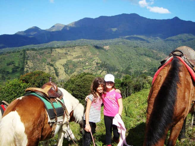 Duas meninas entre cavalos e montanhas de Visconde de Mauá