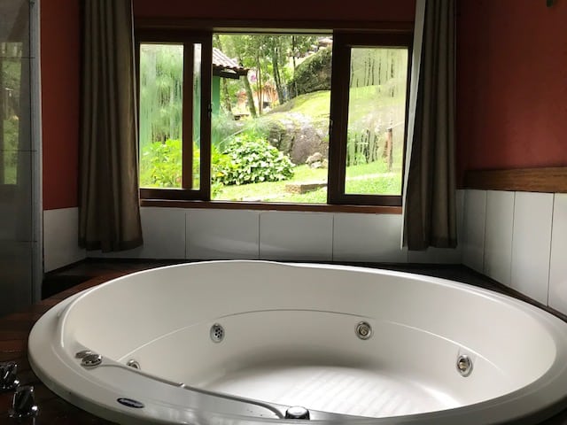 Banheira do chalé da Pousada Jardim das Águas em Visconde de Mauá