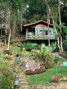 Chal&eacute; com cama de casal e lareira da Pousada em Visconde de Mau&aacute;