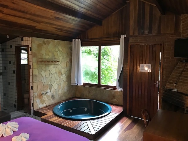 Banheira do chalé ao lado da janela na Vila da Maromba