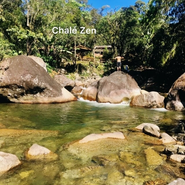 Rio de águas transparentes em frente a pousada em Visconde de Maua