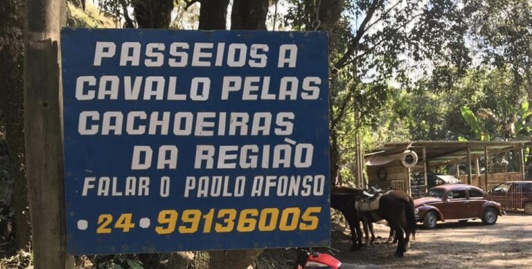 Placa sinalizando contato para locar cavalos