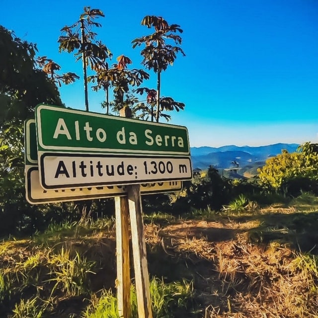 Placa sinalizando a altitude 1600m nas Montanhas em Visconde de Mauá