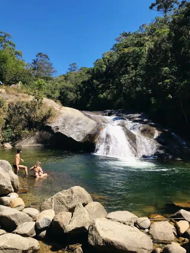 Casal tomando banho de rio na cachoeira do Escorrega pertencente ao Parque Nacional de Itatiaia RJ