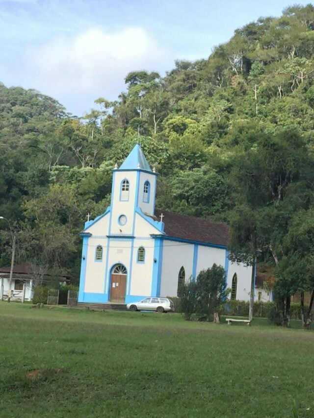 Igreja em Visconde de Maua em frente a um gramado