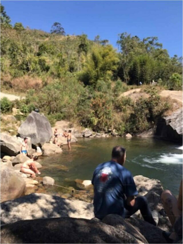 Amigos na beira da cachoeira na Vila da Maromba