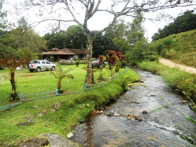 Casa ao lado do rio em Visconde de Mauá na fronteira de dos estados de MG com RJ