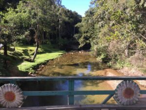 Ponte de madeira sobre o rio rio em Visconde de Mauá