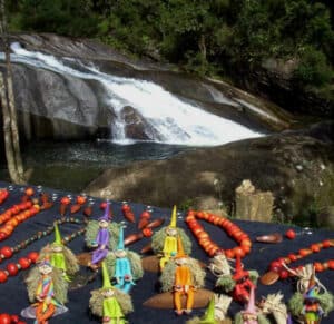 Peças de artesanato ao lado da cachoeira do Escorrega