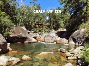 Rio de Visconde de Mauá com pousada ao fundo