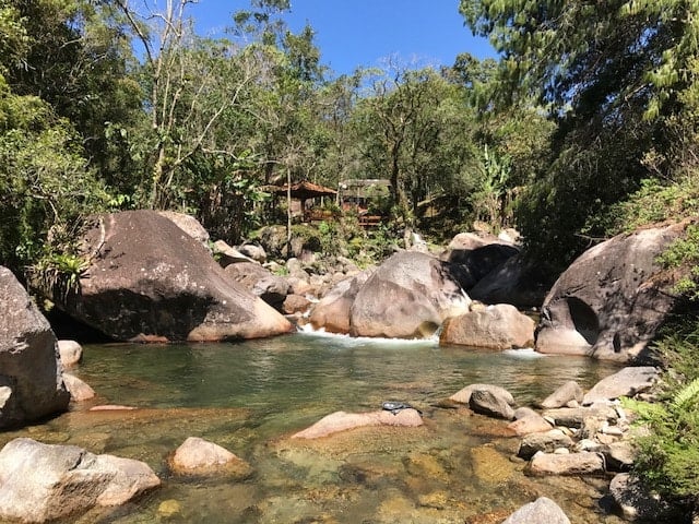 Rio de águas limpas entre pedras em Visconde de Maua