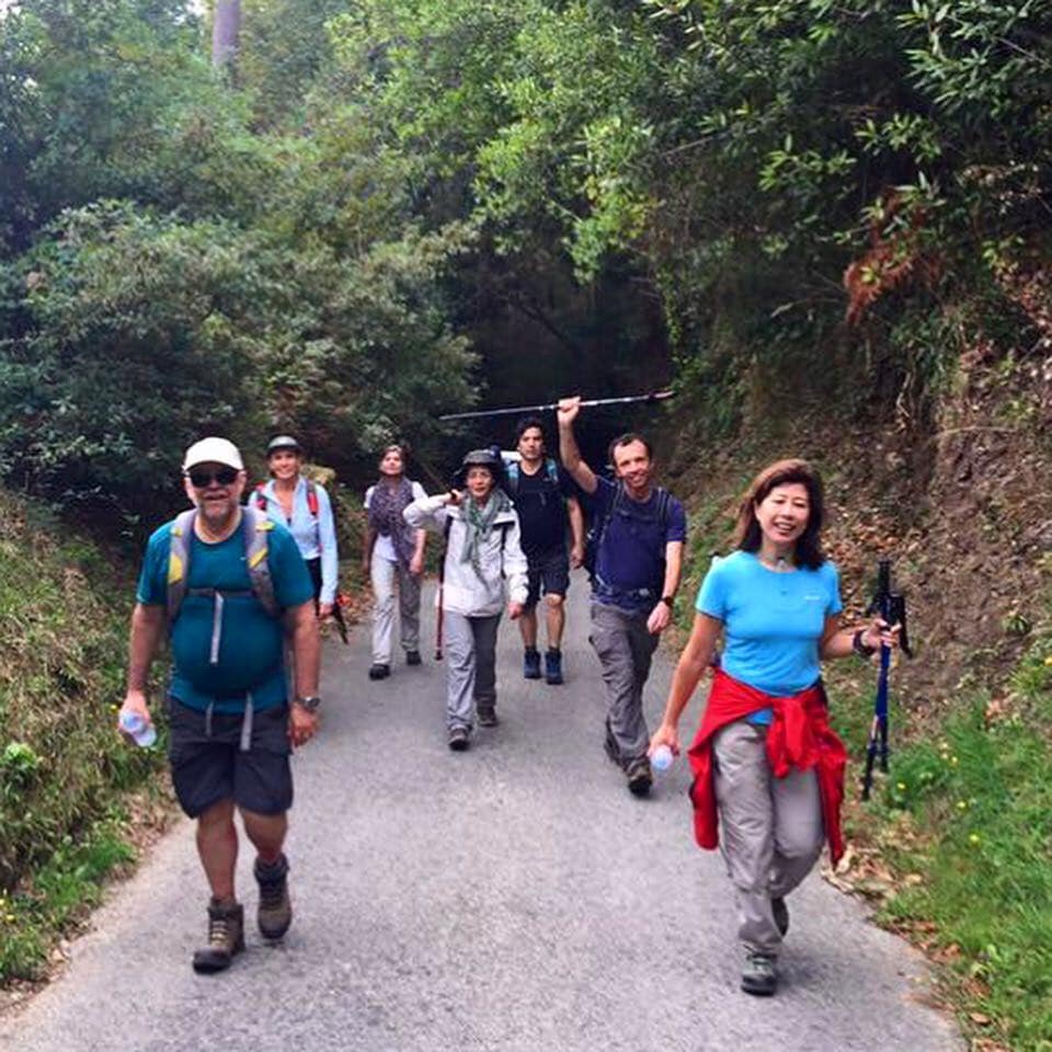 Grupo de pessoas caminhando