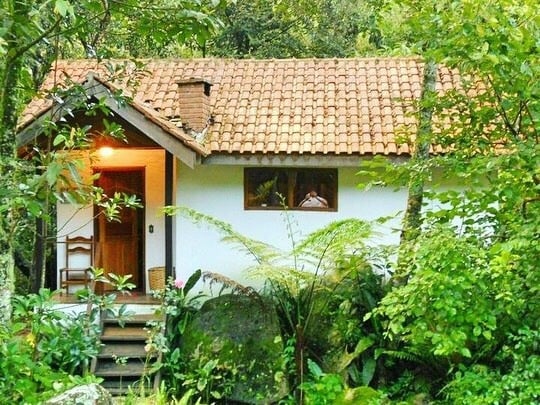 Chalé entre a mata verde da Pousada em Visconde de Mauá