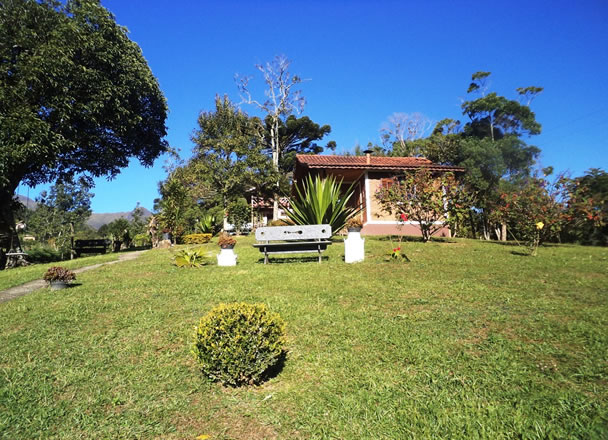 Chalé isolado em meio a um gramado extenso