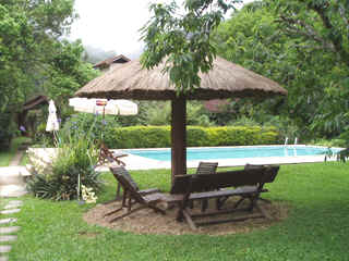 Quiosque e piscina da pousada Recanto do Pinheirão