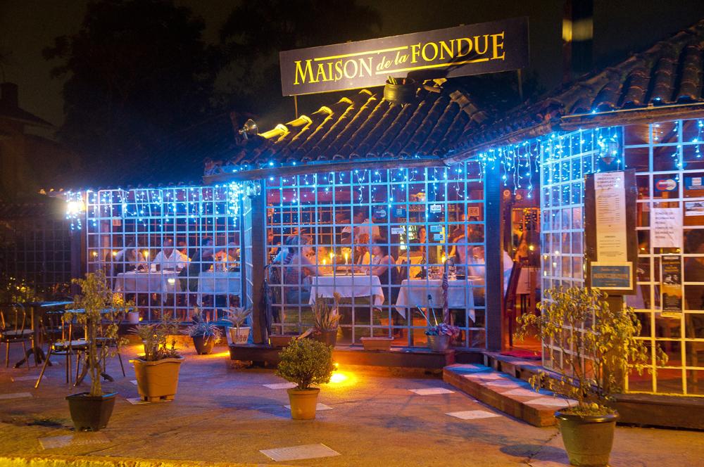 Deck iluminado a noite do maison de la Fondue em Visconde de Mauá