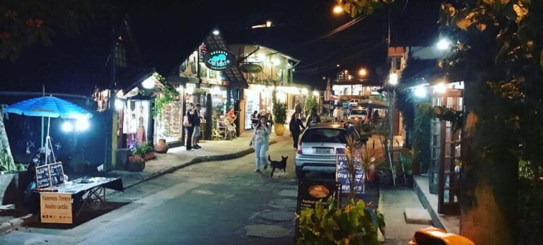 Rua com lojas e bares a Vida noturna de na vila de Maringá