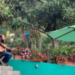 Homem sentado tocando violão