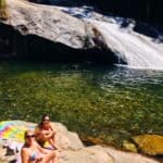 Mulheres tomando sol na cachoeira do Escorrega