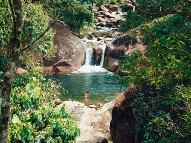 Casal no leito do rio do Poção da Maromba e sua piscina natural