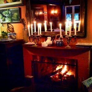 Velas na mesa da pizzaria em Visconde de Mauá