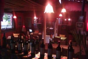 Ambiente com velas na pizzaria de Visconde de Mauá