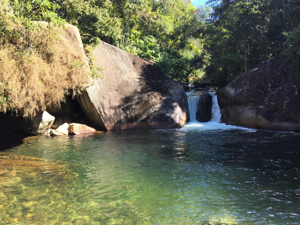 Piscina natural de águas limpas em Visconde de Mauá