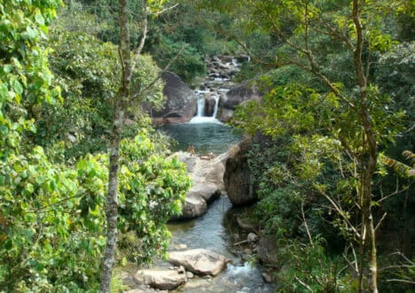 Rio entre pedras na Cachoeira Poção da Maromba