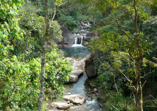 Vista panorâmica da cachoeira Poção da Maromba